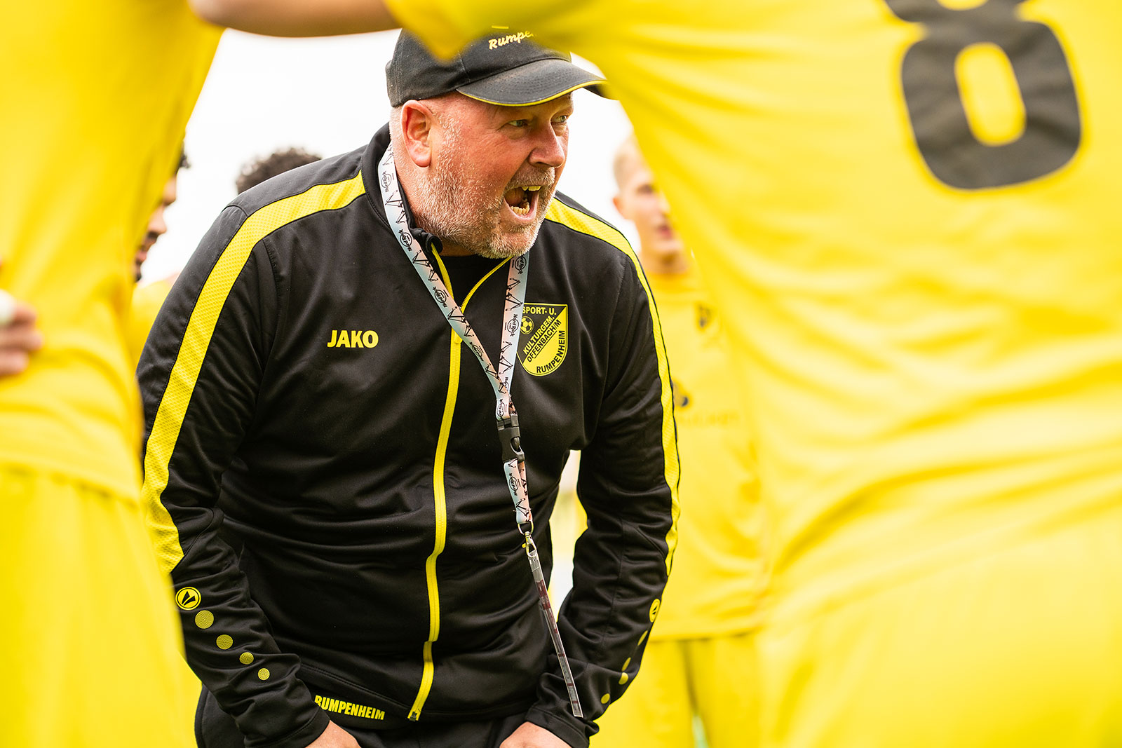 Fußballtrainer der SKG Rumpenheim jubelt nach dem Sieg mit seinem Team in Offenbach.