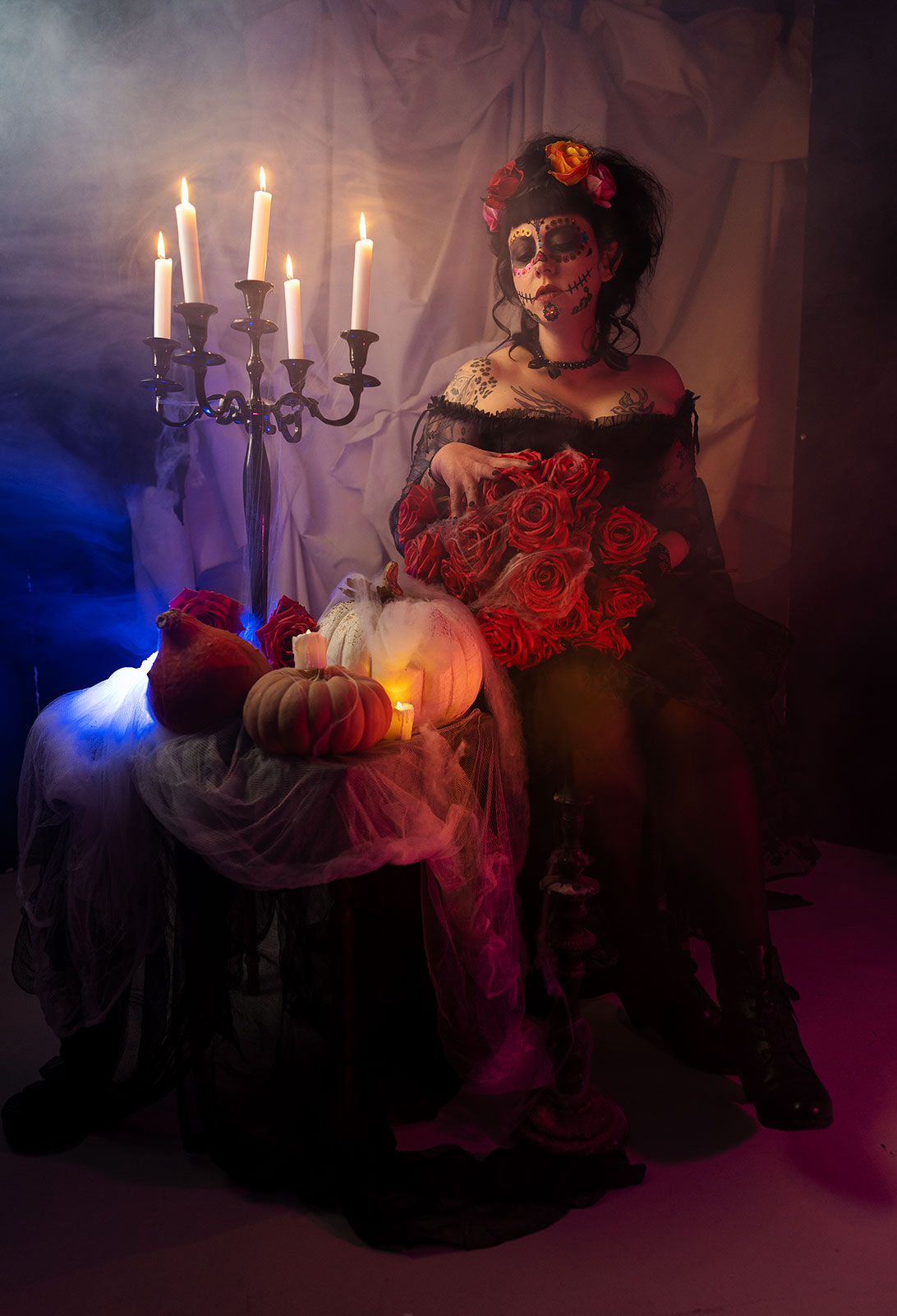 Cinematic Fine-Art Editorial mit Dark-Art-Ästhetik: Eine Frau in schwarzer Spitze, umgeben von Kerzen, Rosen und Nebel – fotografiert von Sternenschmiede – Visual Impact. Eine visuelle Hommage an Symbolik, Licht und Emotion.