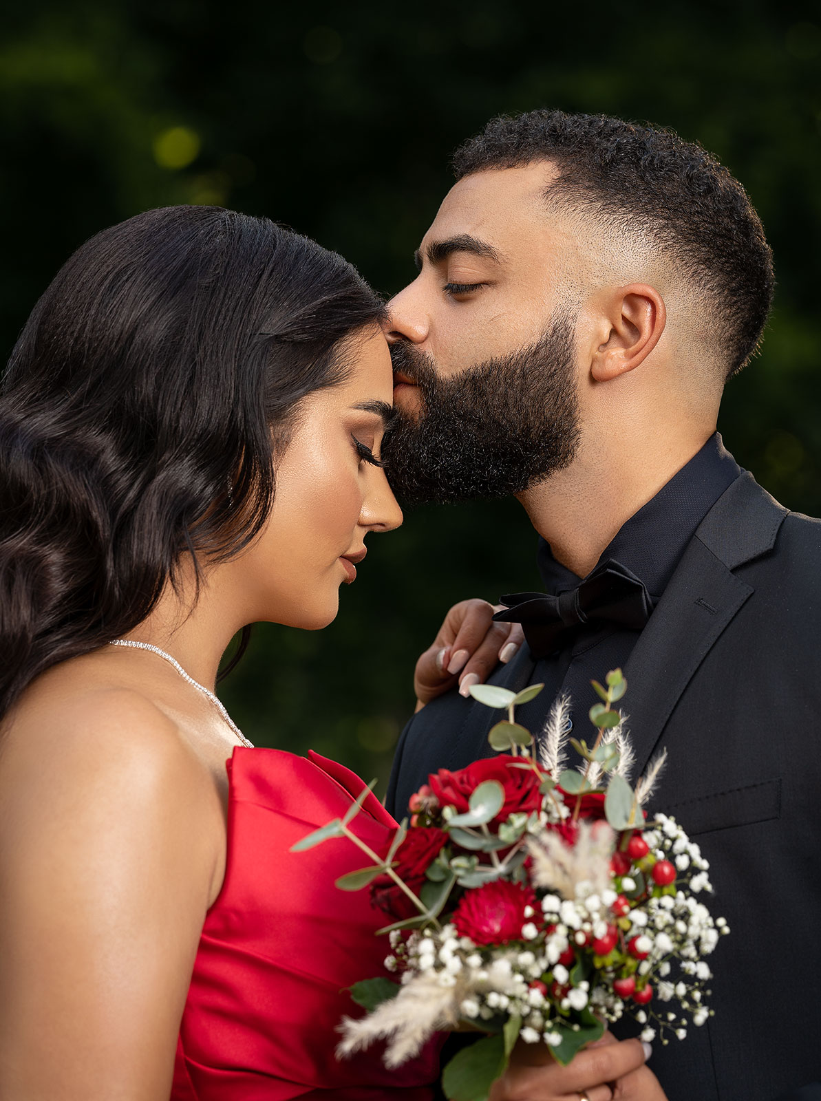Emotionales Paarporträt in elegantem Abendlook – natürliche, stilvolle Portraitfotografie mit sanfter Lichtführung. Professionell aufgenommen von Sternenschmiede – Visual Impact.